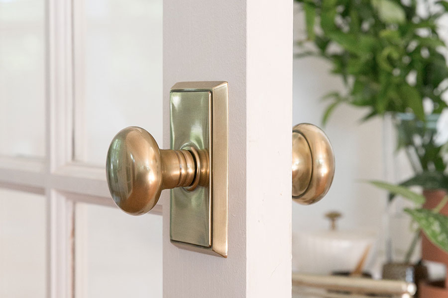 https://canadadoorsupply.ca/wp-content/uploads/2020/08/door_hardware_american_classic_passage_brass_providence_knob_rectangular_rosette_french_antique_lisa_diederich_double_doors_8121pus7.jpg